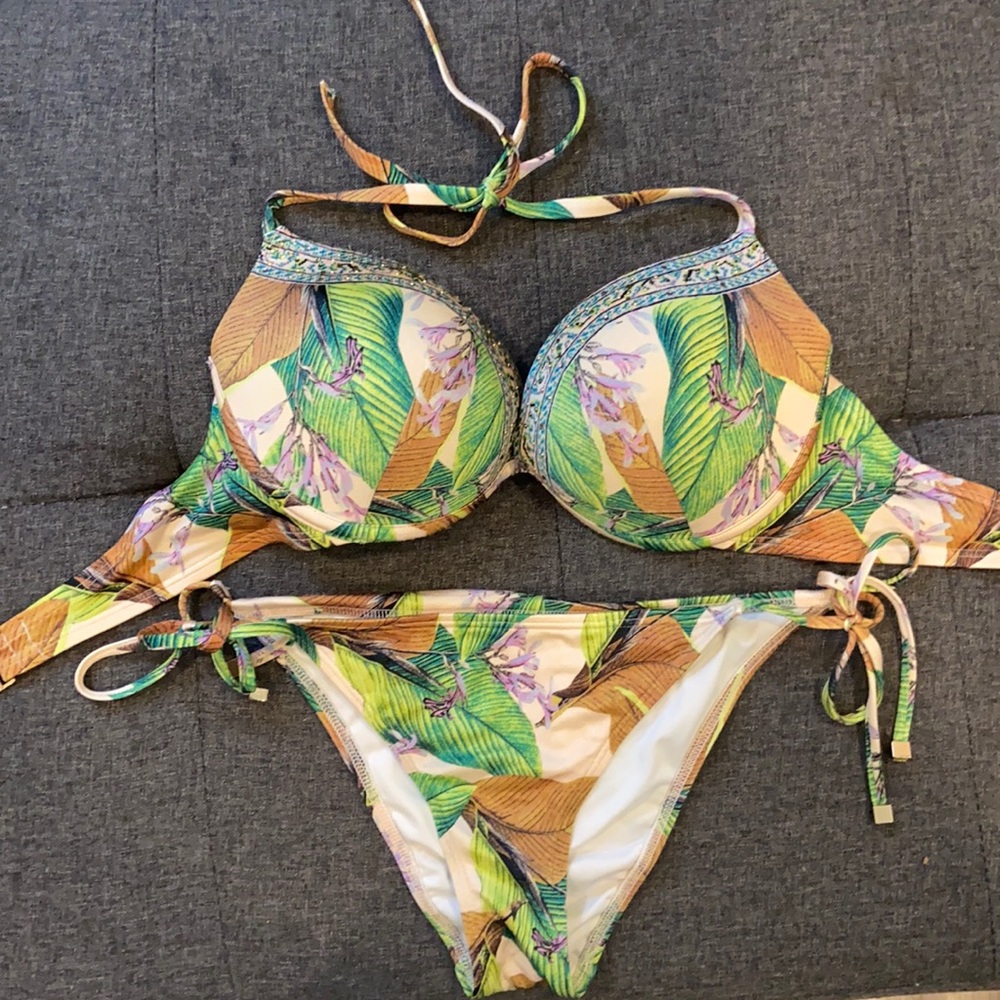 Gently used VS Bikini MEDIUM Bottoms 34D top